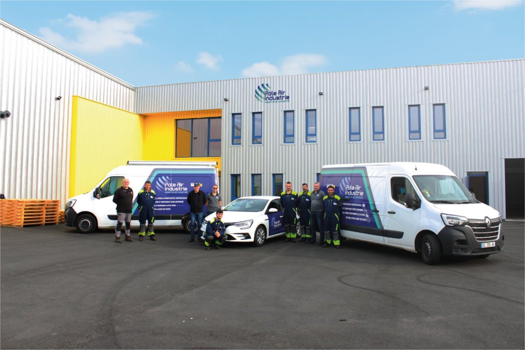 Technicien SAV intervenant sur compresseur d’air industriel en usine