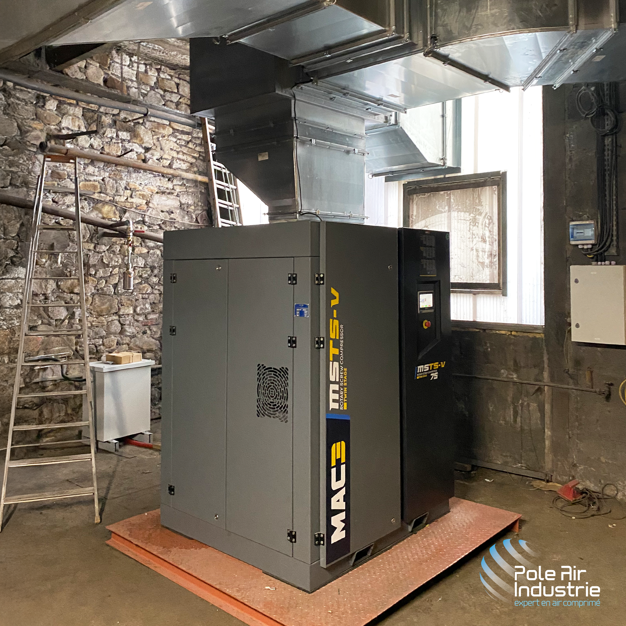 Technicien SAV intervenant sur compresseur d’air industriel