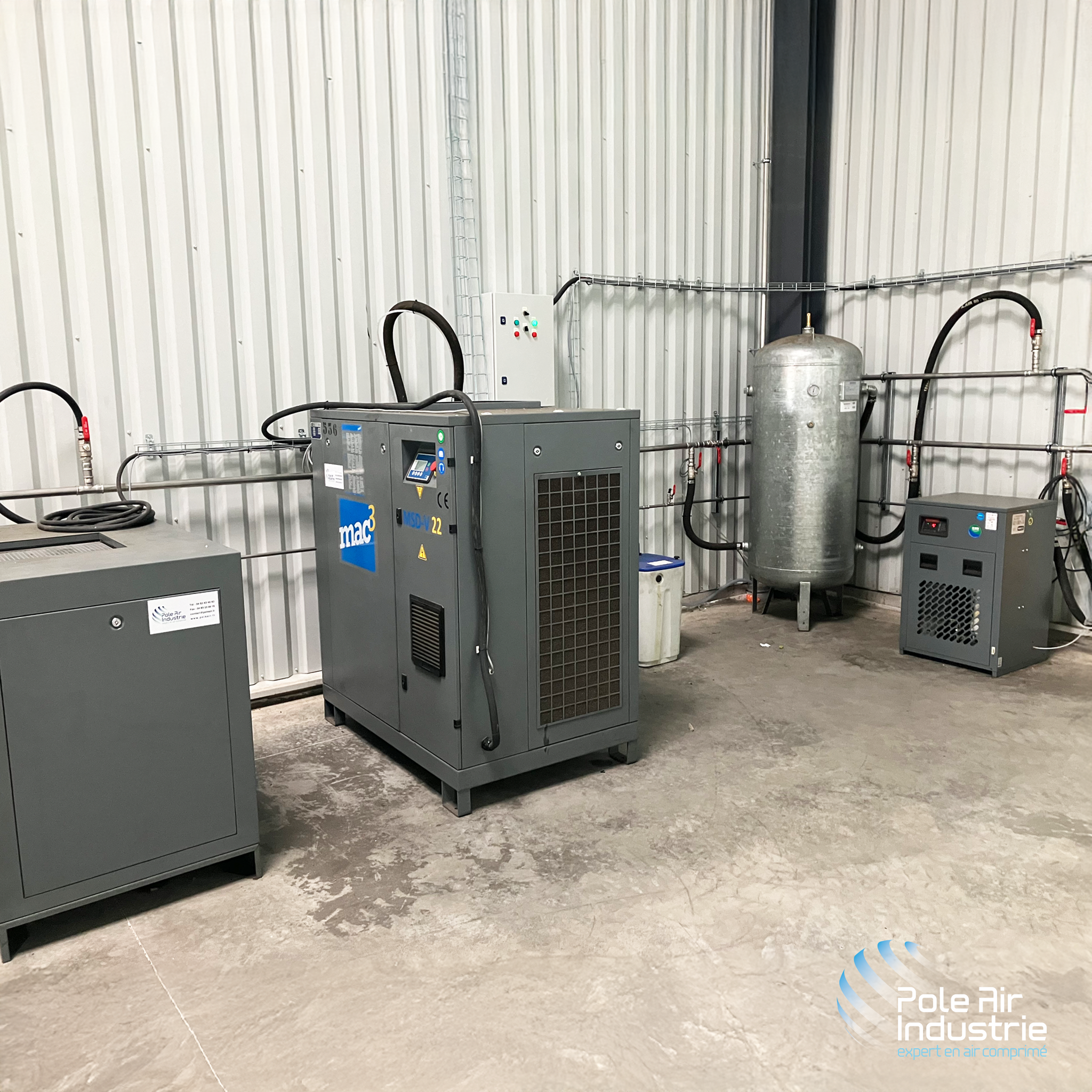 Technicien intervenant sur installation d’air comprimé en usine