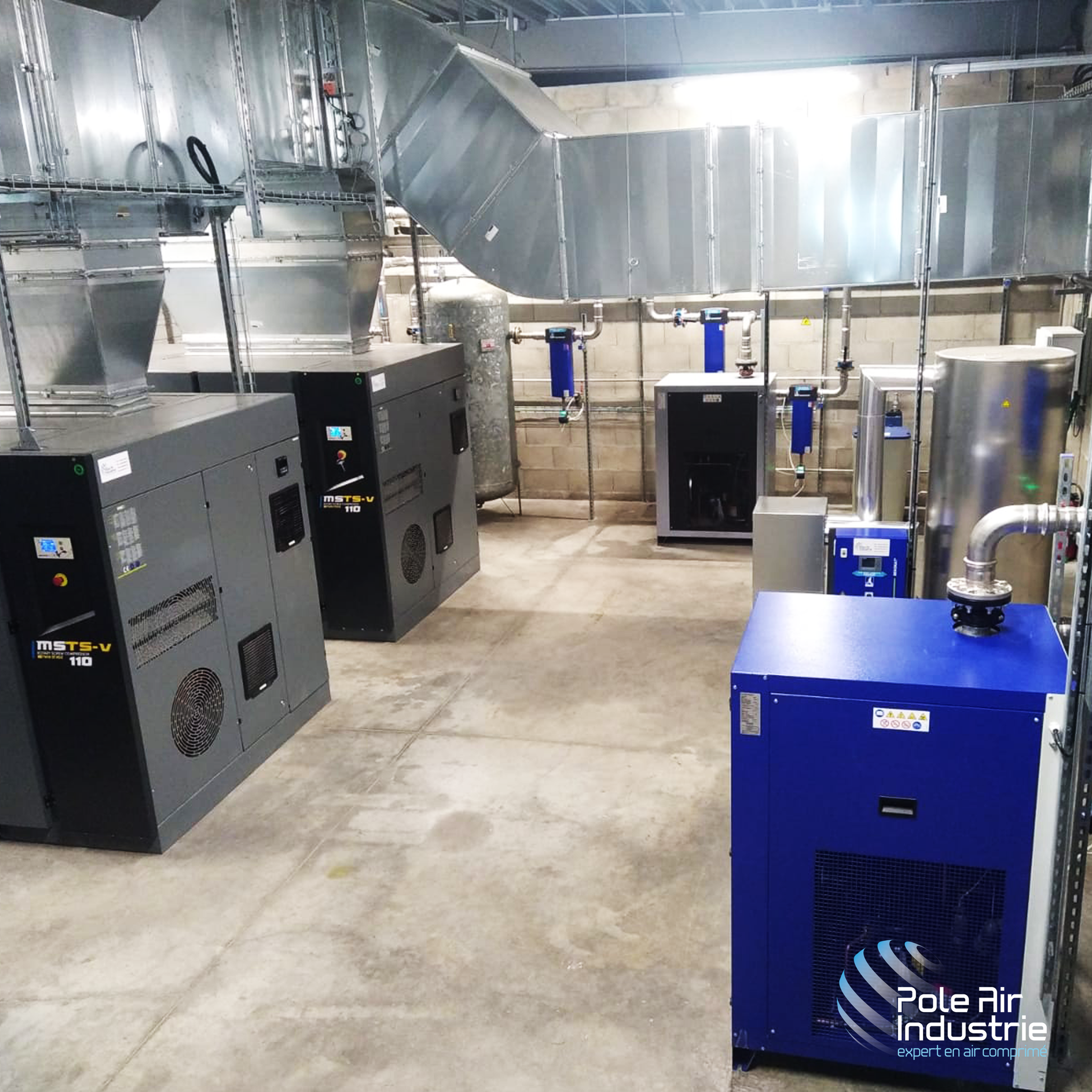 Technicien réalisant la maintenance d’un compresseur d’air industriel