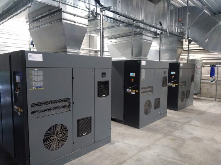 Installation compresseur d’air industriel en salle technique usine