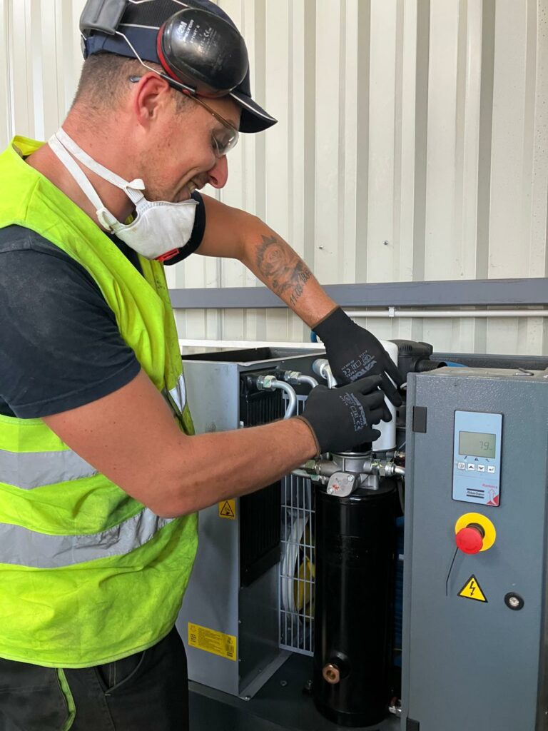 Technicien maintenance compresseur air comprimé industriel