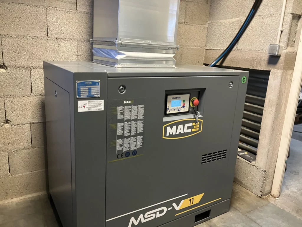 Compresseur à vis 11 kW à vitesse variable installé sur site industriel