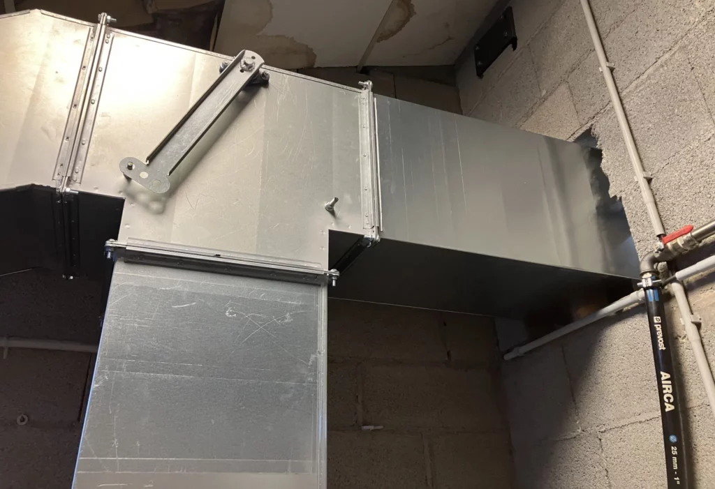 Compresseur à vis 11 kW à vitesse variable en cours d’installation