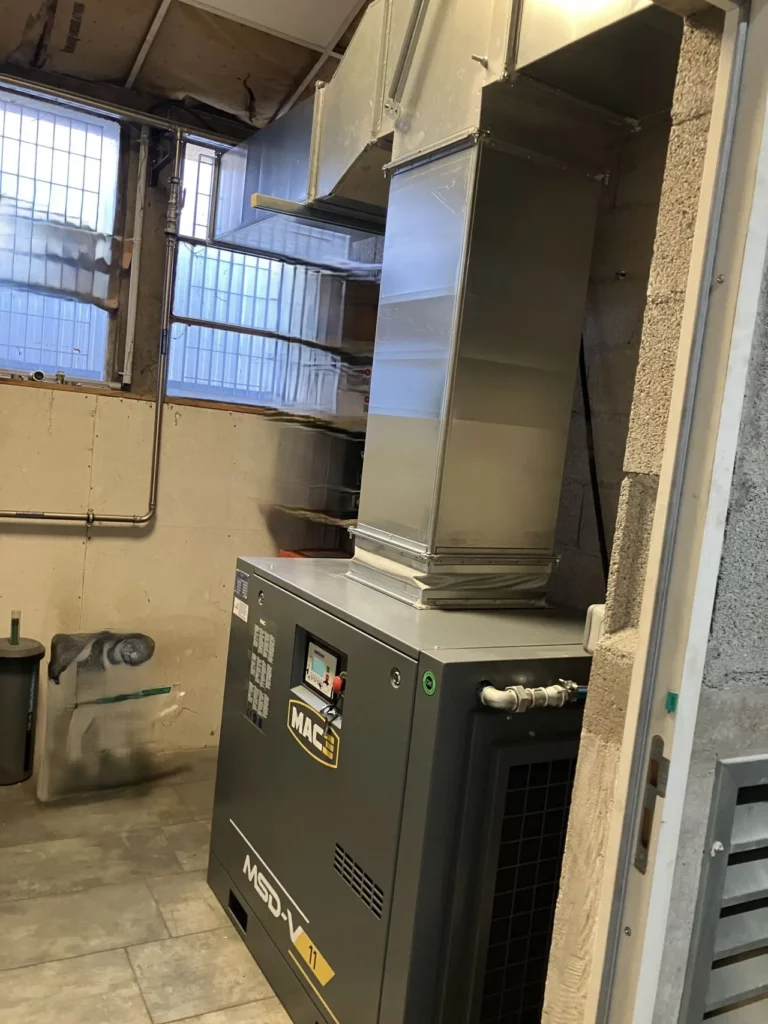 Compresseur industriel à vis 11 kW installé lors d’une intervention rapide