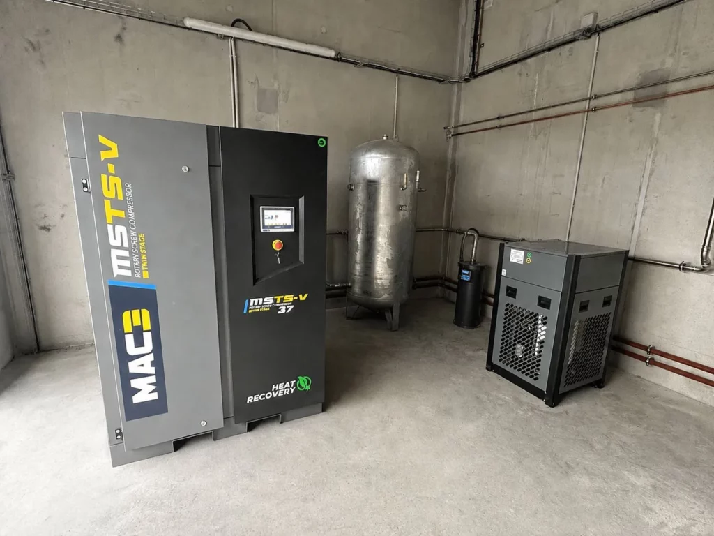 Installation complète d’air comprimé industriel réalisée en Haute-Loire avec compresseurs, sécheur d’air, cuves de stockage et réseau de distribution pour optimiser la performance énergétique d’un site de production.