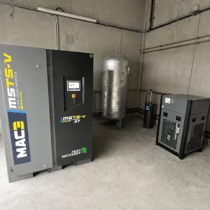 Installation complète d’air comprimé industriel réalisée en Haute-Loire avec compresseurs, sécheur d’air, cuves de stockage et réseau de distribution pour optimiser la performance énergétique d’un site de production.