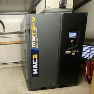 Installation d’un nouveau compresseur d’air comprimé 75 kW à Montbrison avec bloc vis biétagé, moteur à aimant permanent et optimisation énergétique du site industriel.