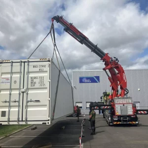 Conteneur industriel avec compresseur d’air en fonctionnement