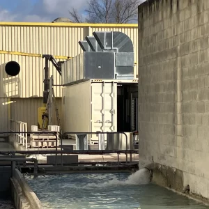 Conteneur personnalisé pour installation d’air comprimé industriel avec compresseurs haute performance.
