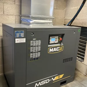 Compresseur à vis 11 kW à vitesse variable installé sur site industriel