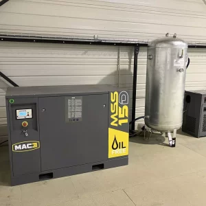 Réseau et compresseurs air comprimé industriel en atelier